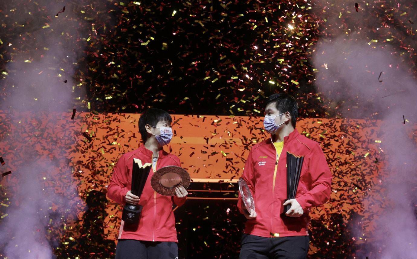正是这样的处理，显示了与原作的距离，以及导演所投射的香港主体的尴尬。
